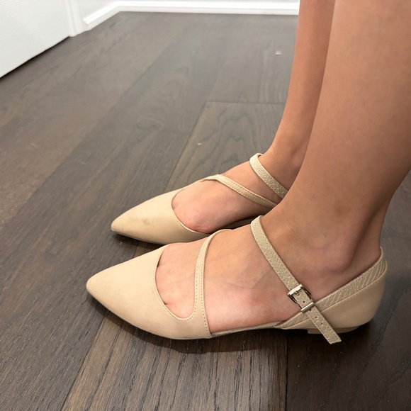 Pointed-toe flats - Picture 1 of 2